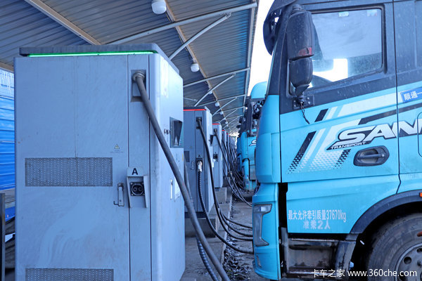 充电桩越多 停车位越少？电动卡车普及下上演“土地争夺战”