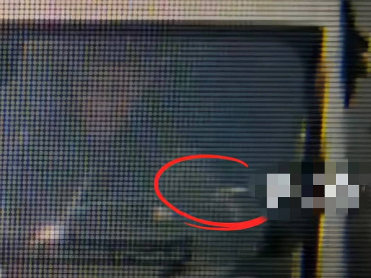 左手夹着烟右手拿手机 这样还敢开货车?