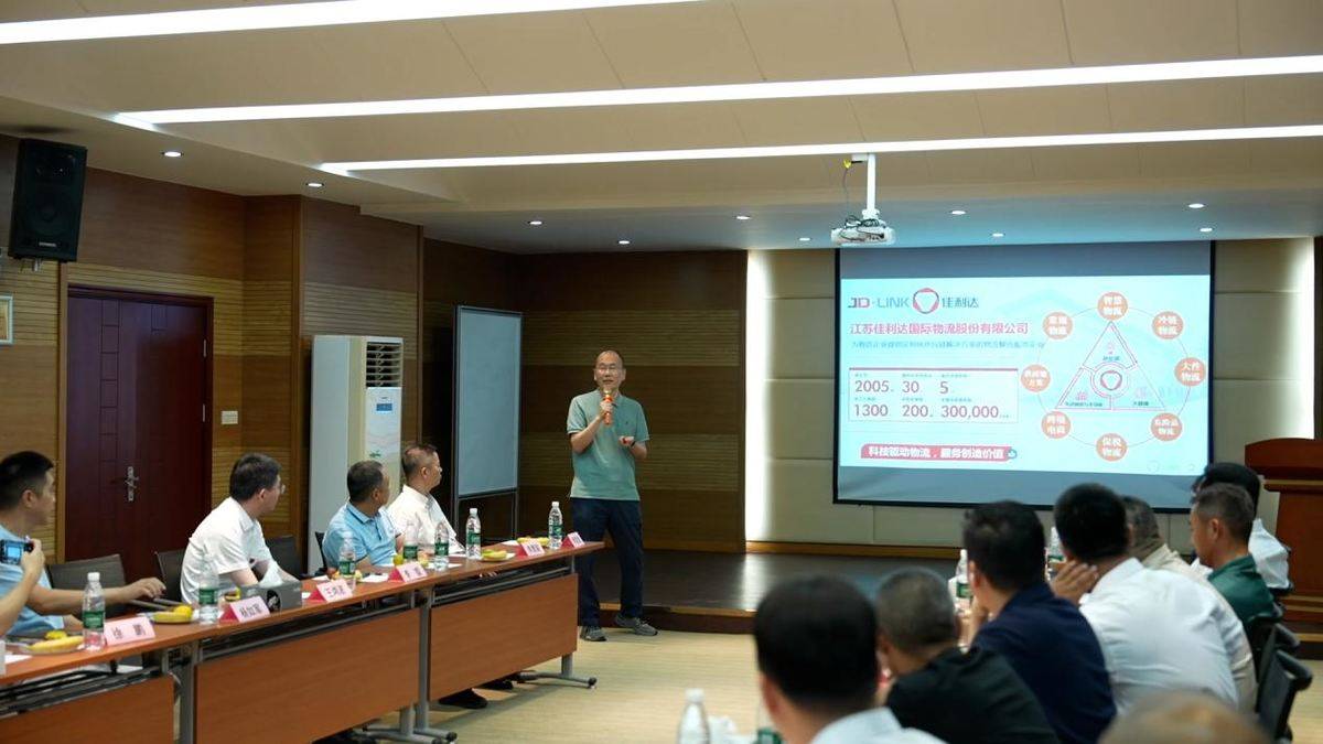 丝路新纽带·联运通全球 ——解放鹰途、J7创领版助阵“跨境物流论坛”微信视频2025-09-12_121300_137.00_00_56_52.Still032