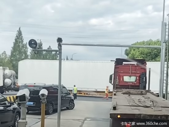 上海亭枫公路劝返超限快递货车！