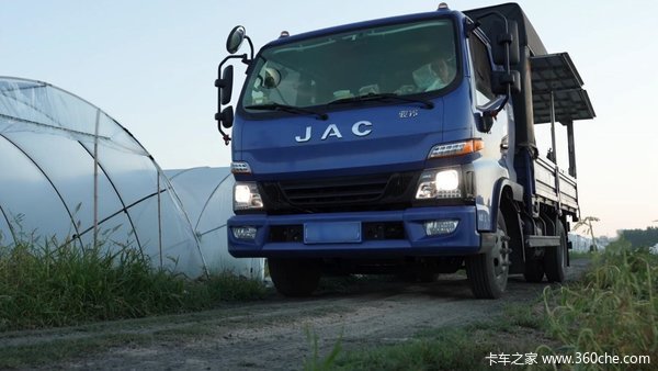 从农田到餐桌,骏铃V6和他一起守护千亩瓜田