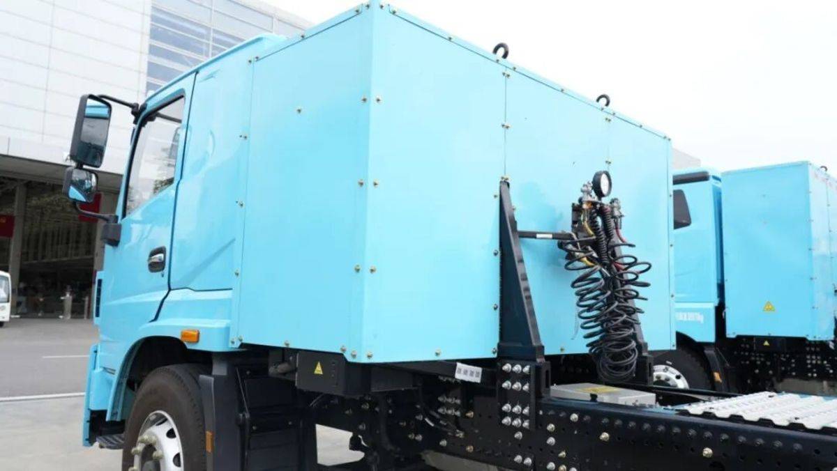 “子母车”出街！这波重卡“套娃”操作，省到就是赚到安全防护相关图片