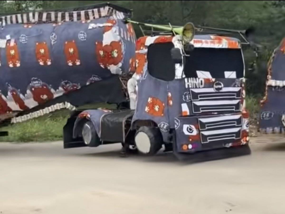 你可真是个大孝子！烧辆半挂送老爸，阴间交警：驾照出示一下生前开半挂 到了地府还继续开！