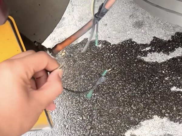 卡友一觉醒来淋水线和刹车灯线全被剪断 前方就是14公里长下坡