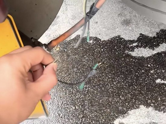 这是害命！前方14公里长下坡！安徽籍货车淋水线和刹车灯线却全被剪