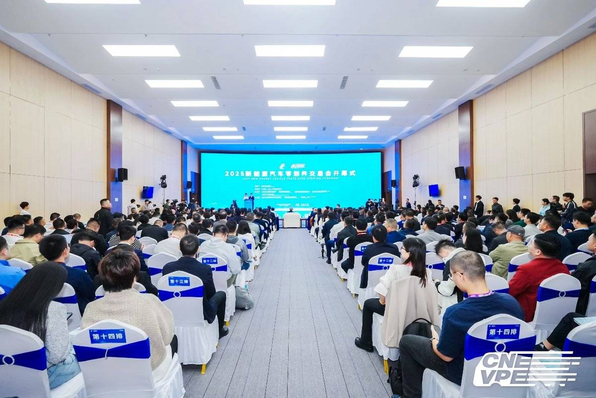 东风商用车亮相新能源汽车零部件交易会