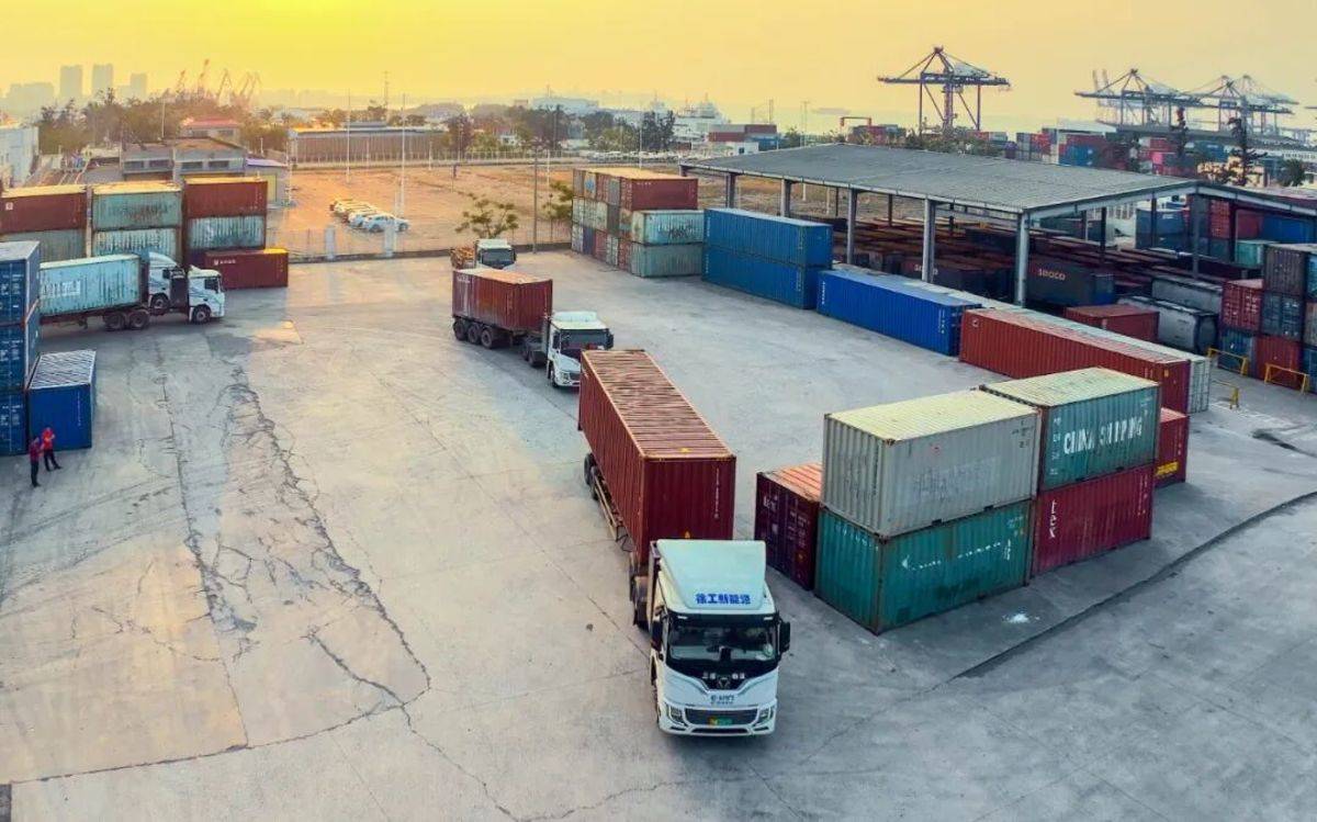 110台徐工600度纯电动牵引车交付海南