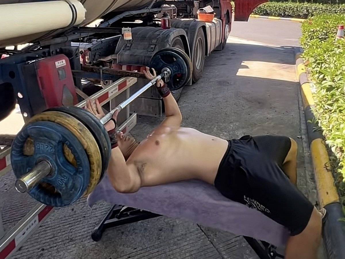 卡友服务区休息健身 开车这么累还能抽出时间锻炼!