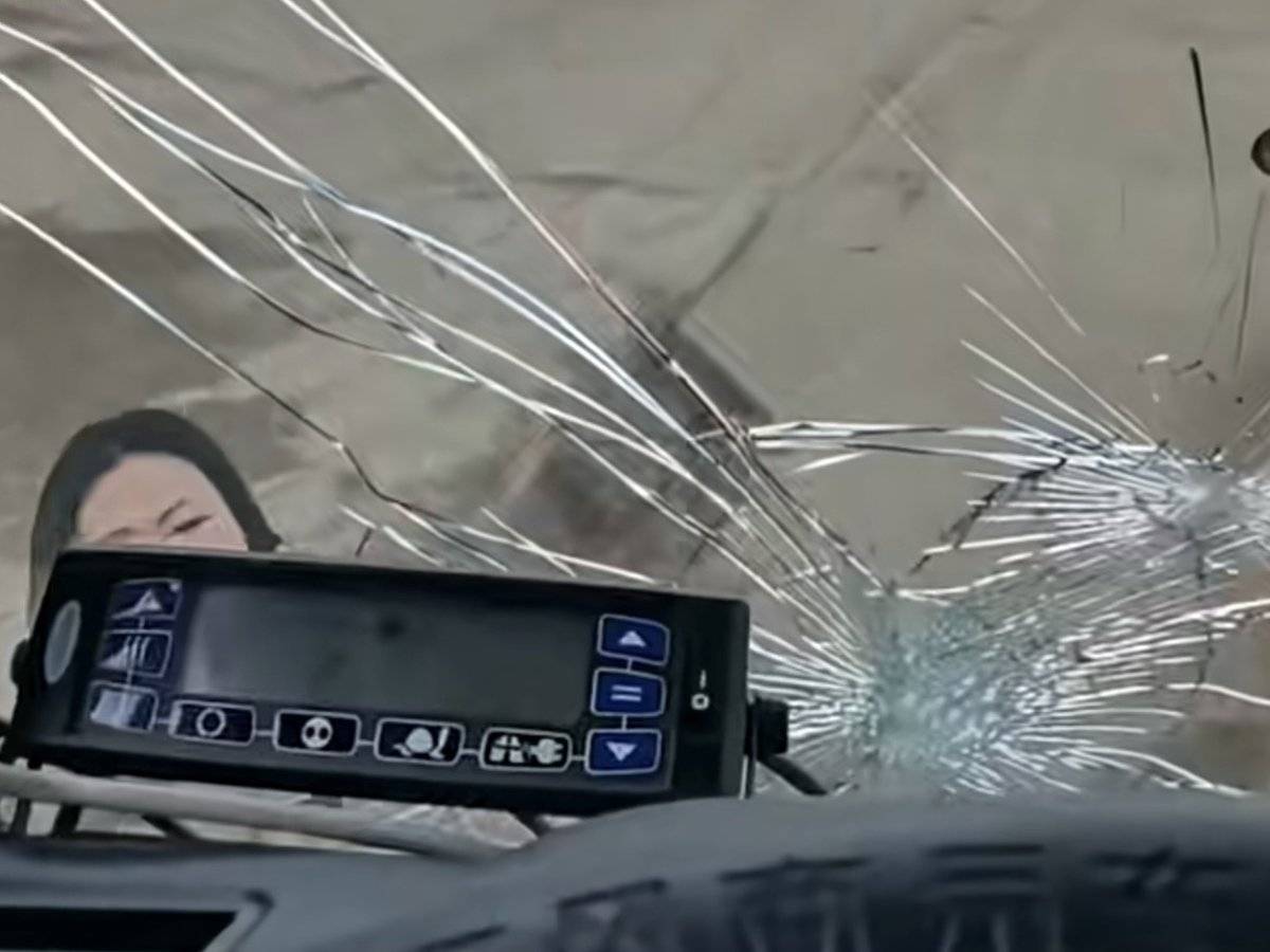 母女俩以噪音大为由要求冷藏车关闭制冷机 不关就拿砖头砸玻璃!