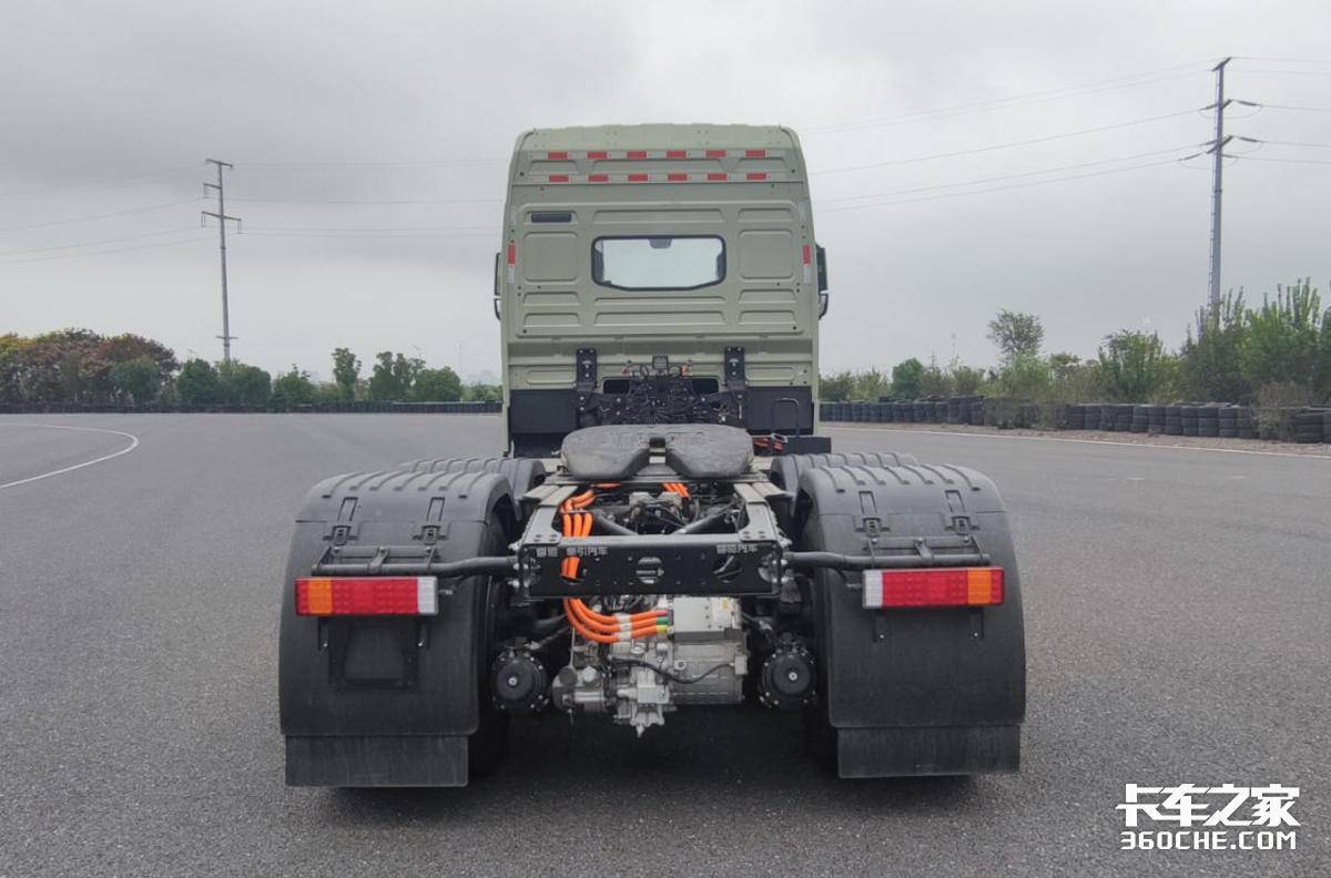 第400批公告亮点:三一883度牵引车现身 豪沃新品再增750匹燃气版