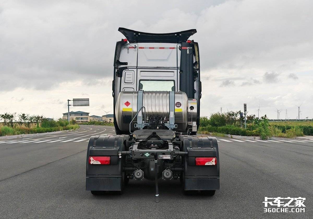 第400批公告亮点:三一883度牵引车现身 豪沃新品再增750匹燃气版