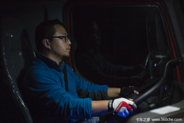 凌晨四点的充电站：新能源重卡司机的五笔生意账