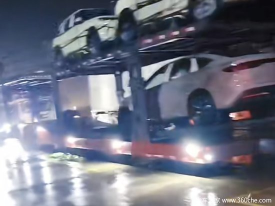 无法无天 沪陕高速服务区轿运车疯狂倒货！