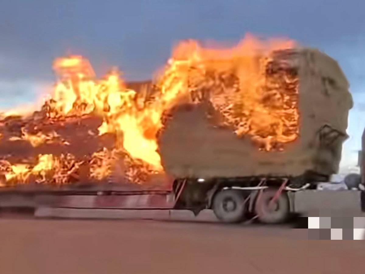 运草货车起火 司机尝试卸车头自救未能成功