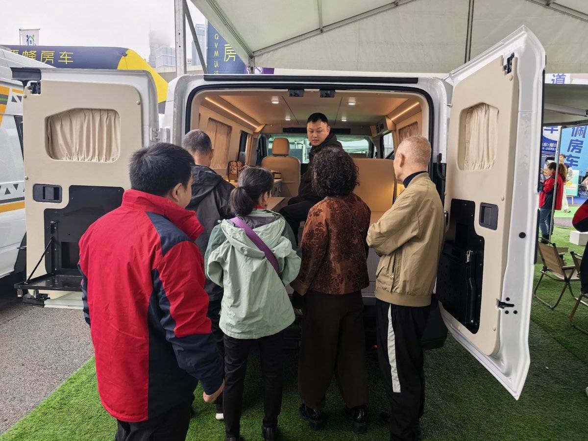 中国重汽轻型汽车登陆成都房车展,五款旅居车构建出行新形态图片