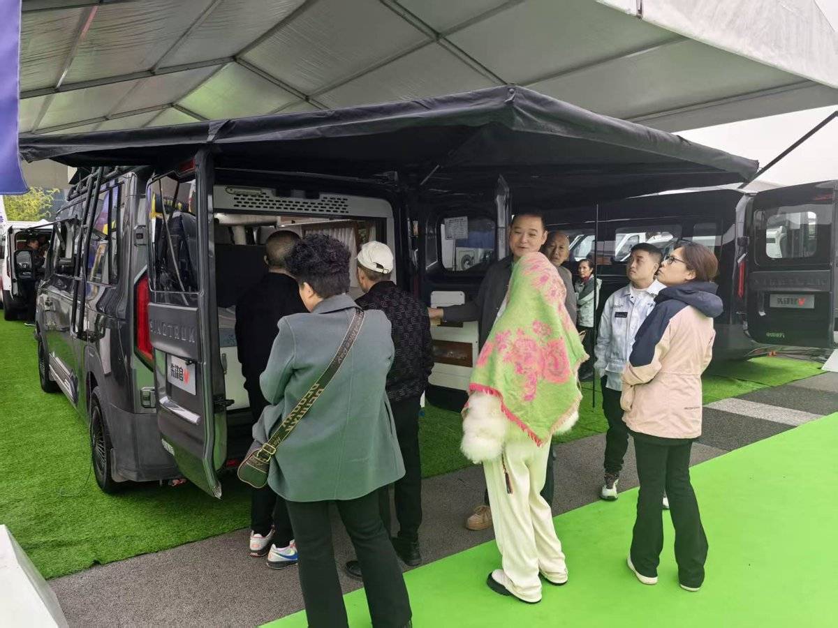 中国重汽轻型汽车登陆成都房车展,五款旅居车构建出行新形态图片