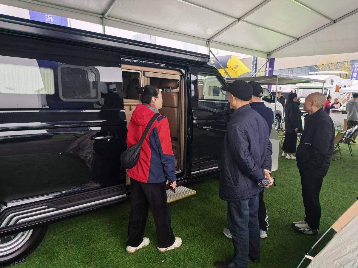 中国重汽轻型汽车登陆成都房车展,五款旅居车构建出行新形态图片
