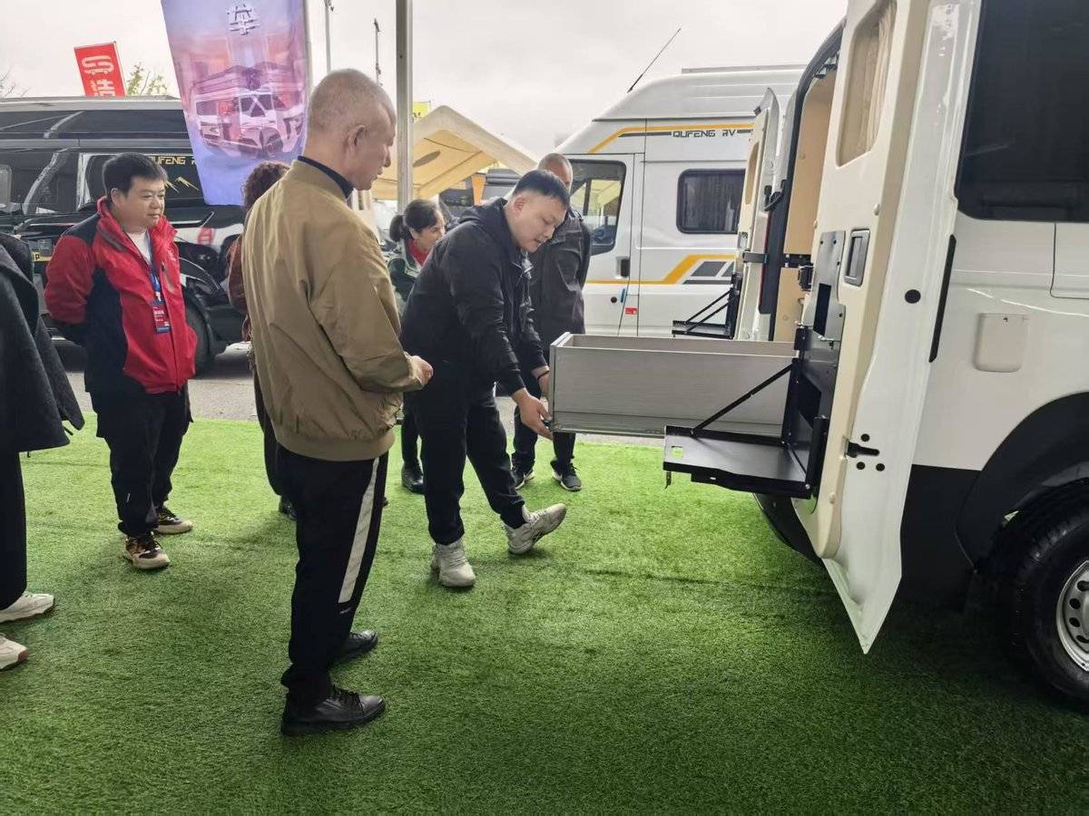 中国重汽轻型汽车登陆成都房车展,五款旅居车构建出行新形态图片