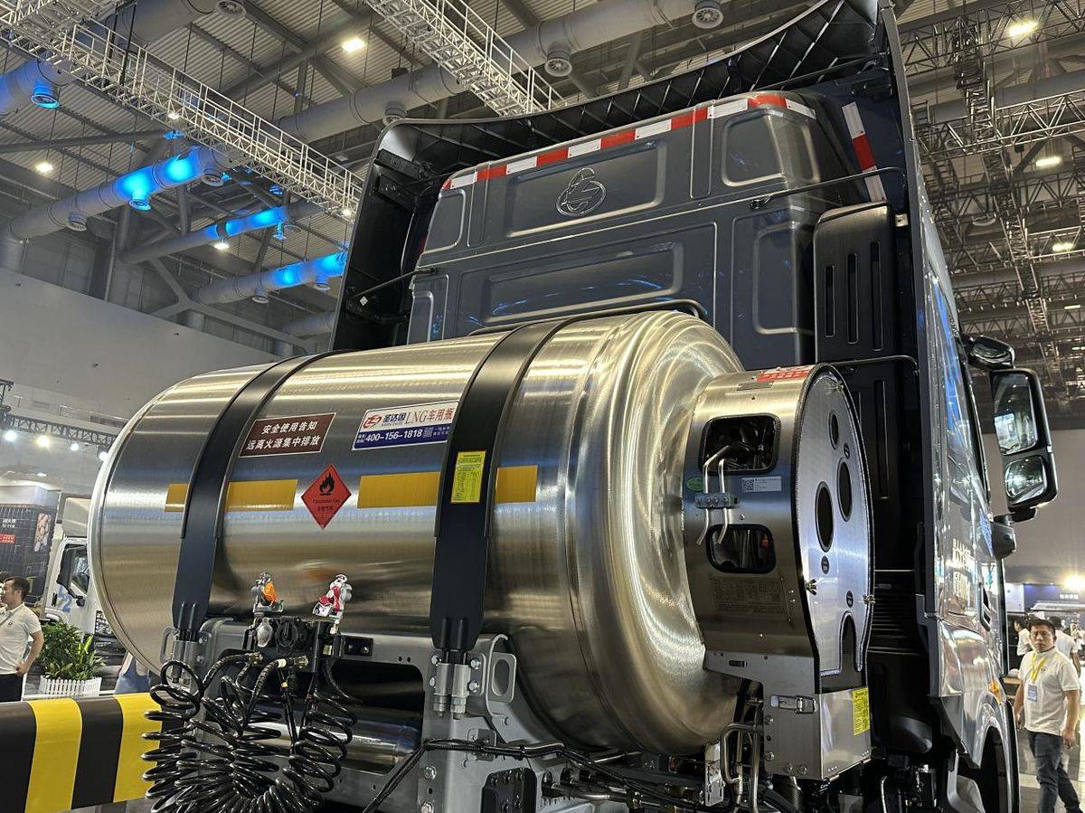 630大马力+超低气耗,乘龙HK LNG牵引车重塑干线创富标准微信图片_20250610082453