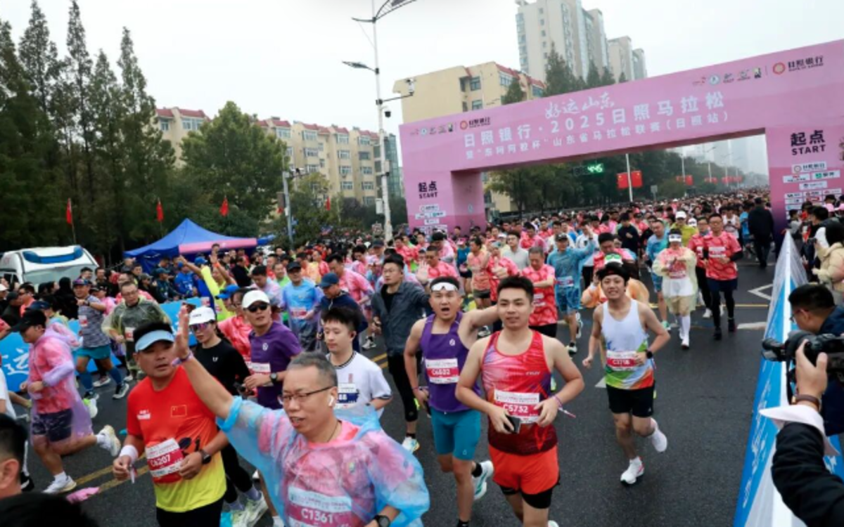 晨光中的守护者!飞碟汽车携新能源物流车助力2025日照马拉松