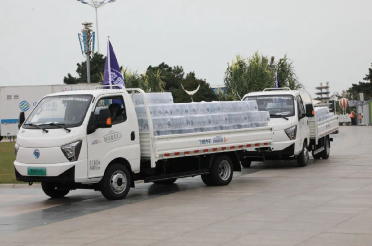 晨光中的守护者!飞碟汽车携新能源物流车助力2025日照马拉松