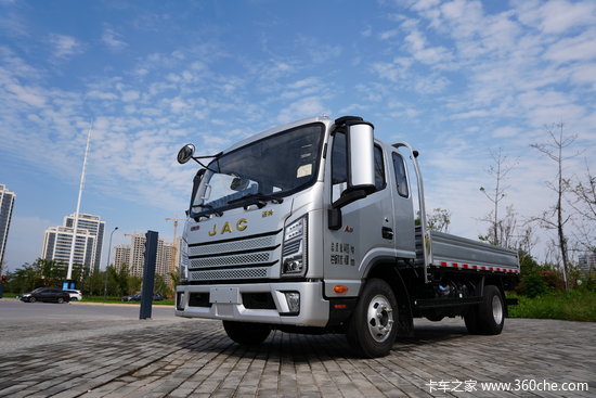 安徽康明斯B2.5配8档箱 还带超1米卧铺 骏铃A9配置也太顶了！