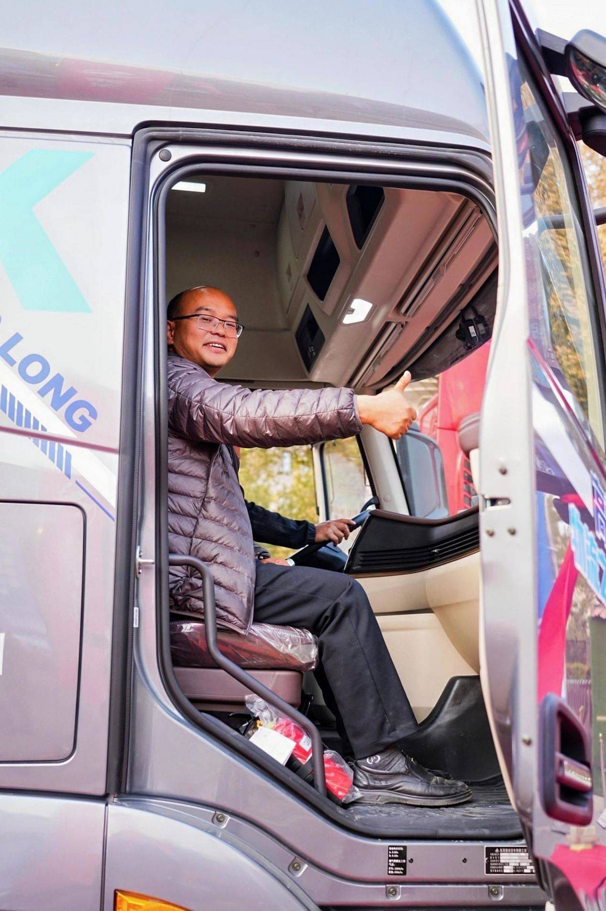 乘龙卡车闪耀乌鲁木齐,共启丝路干线运输创富新程/private/var/folders/fs/09t11mwd3vscrk7xjsvf5vgw0000gn/T/com.kingsoft.wpsoffice.mac/picturecompress_20251027193231/output_1.jpgoutput_1