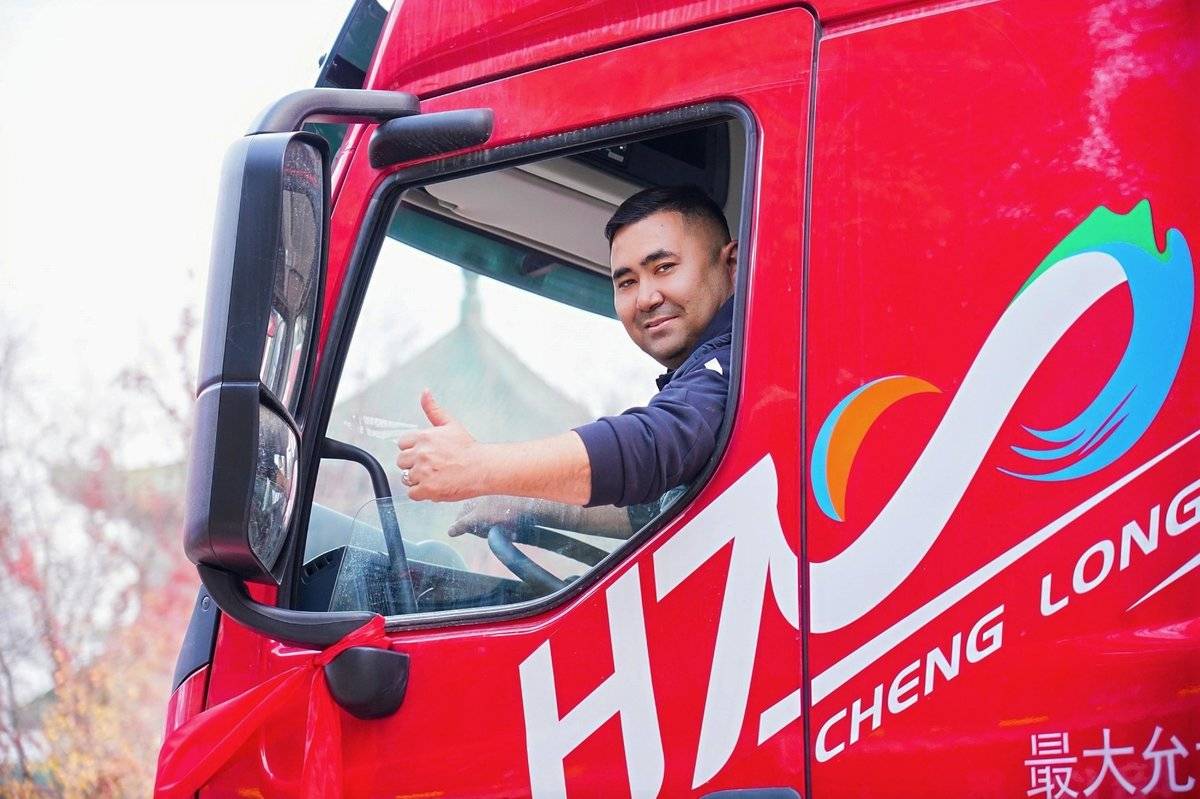 乘龙卡车闪耀乌鲁木齐,共启丝路干线运输创富新程/private/var/folders/fs/09t11mwd3vscrk7xjsvf5vgw0000gn/T/com.kingsoft.wpsoffice.mac/picturecompress_20251027193054/output_1.jpgoutput_1