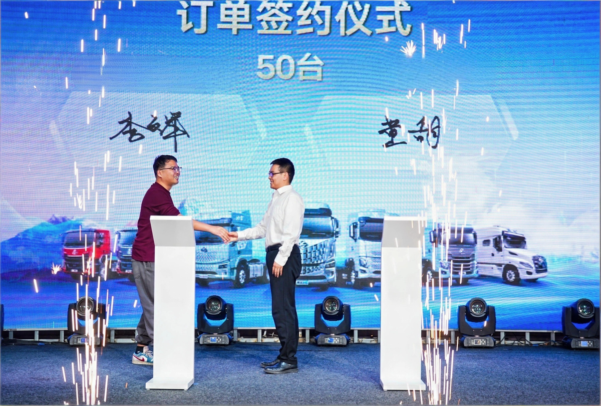 乘龙卡车闪耀乌鲁木齐,共启丝路干线运输创富新程downloaded-image