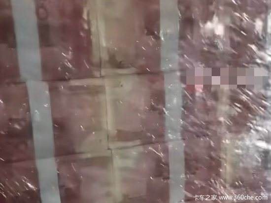 路边小货车装了过亿现金？车主称是真钱后又改口说是道具