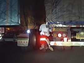 不要命了？男子骑电动车在两货车之间穿行！