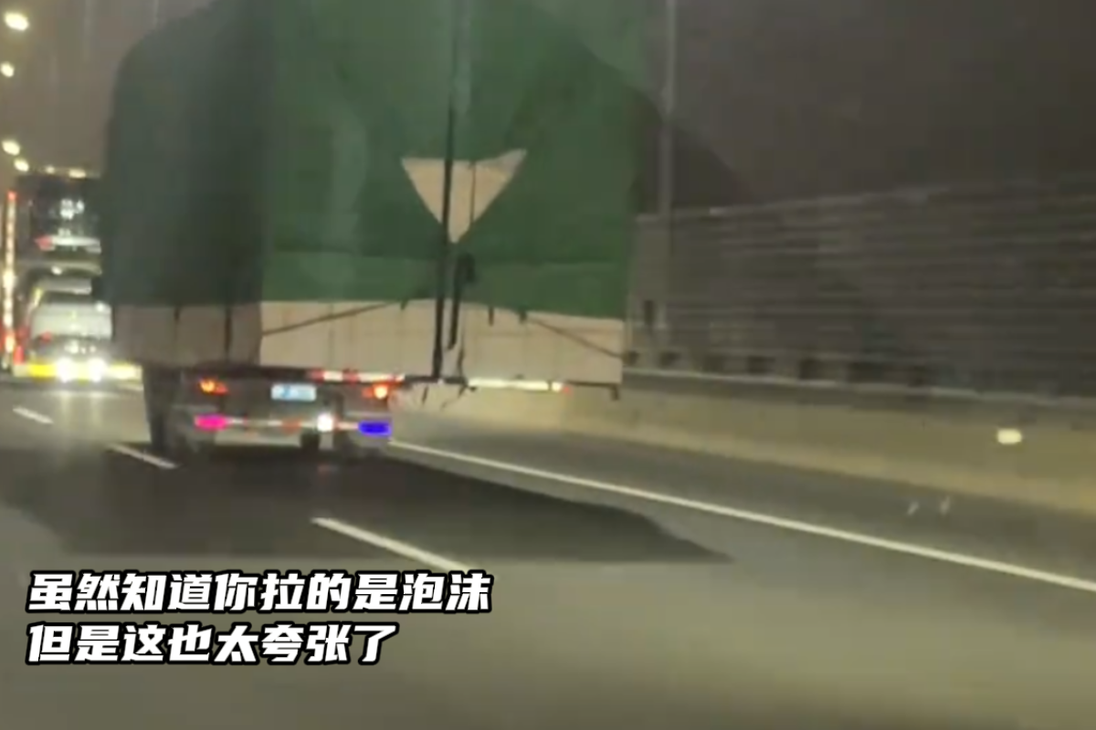 货比车大三倍 这轻卡有点太猛了 但是安不安全就不知道了