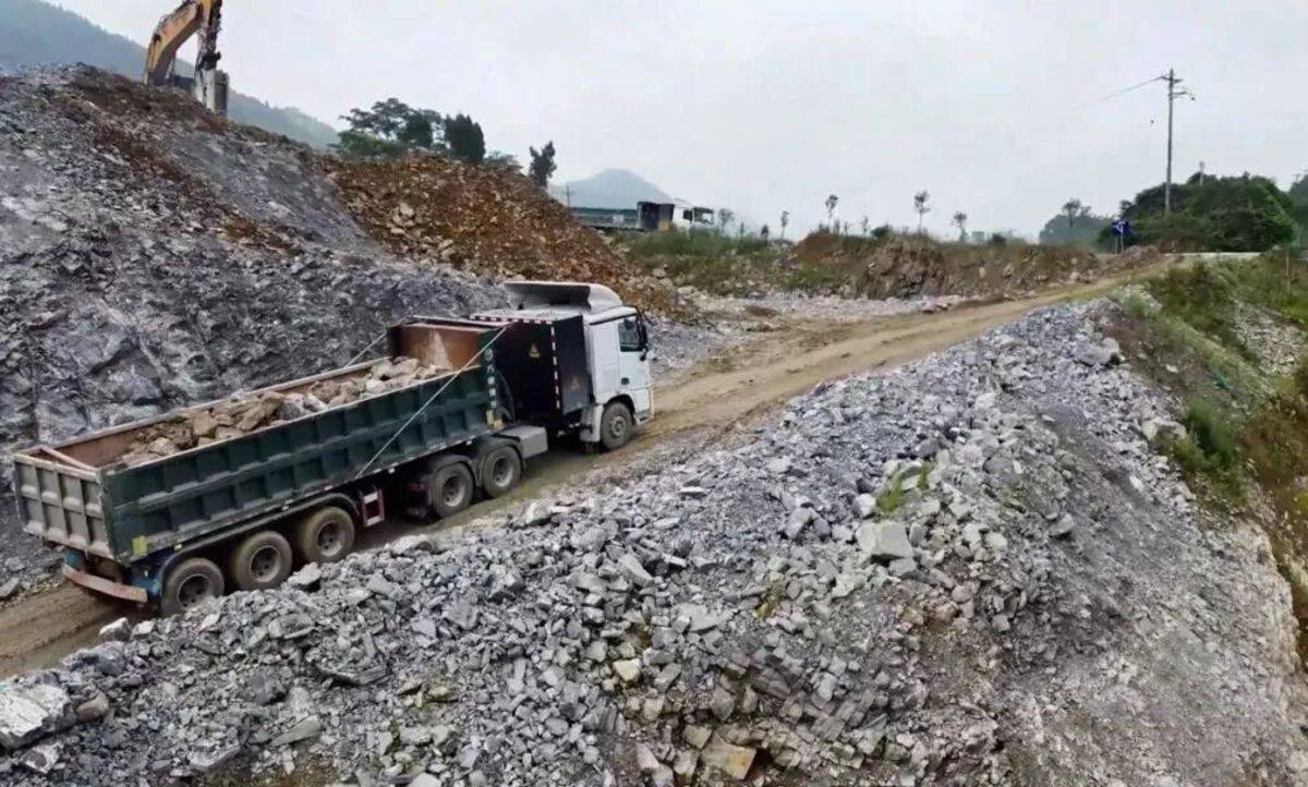 三次都买TA！百台徐工纯电动牵引车交付西南图片