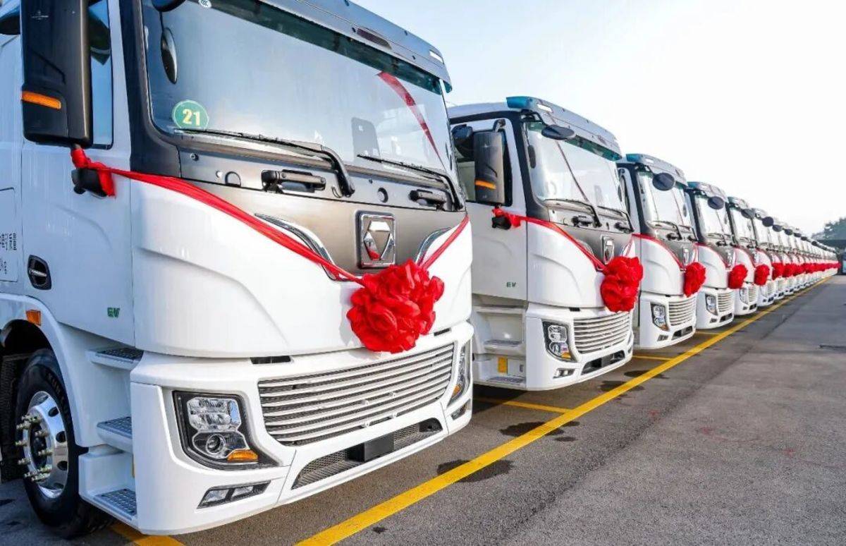 三次都买TA！百台徐工纯电动牵引车交付西南图片