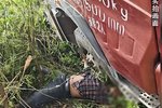 男子撞上重卡 头部被货车死死压住!