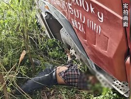 男子骑摩托车撞上重卡 头部被货车死死压住!