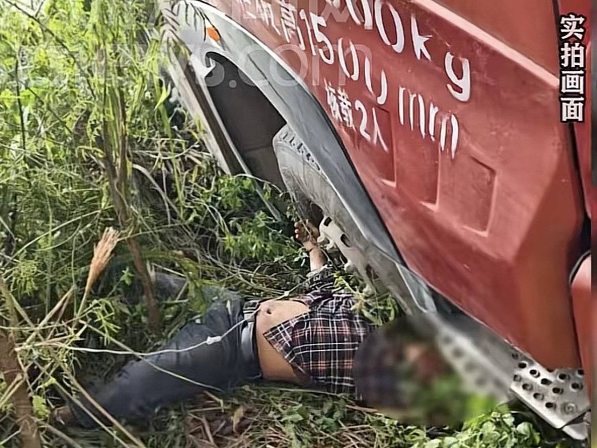 男子骑摩托车撞上重卡 头部被货车死死压住!