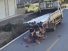 把作死玩明白了!男子骑车玩手机贴脸撞向货车钢管