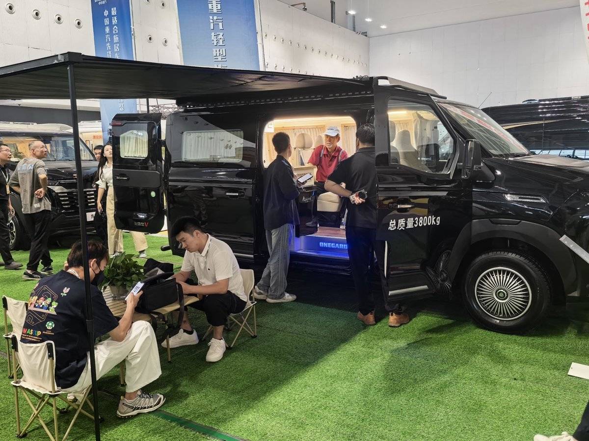 中国重汽轻型汽车登陆广州国际房车展,为户外向往定制移动空间图片