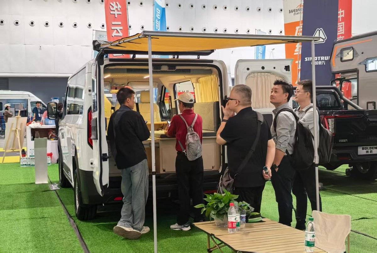 中国重汽轻型汽车登陆广州国际房车展,为户外向往定制移动空间图片