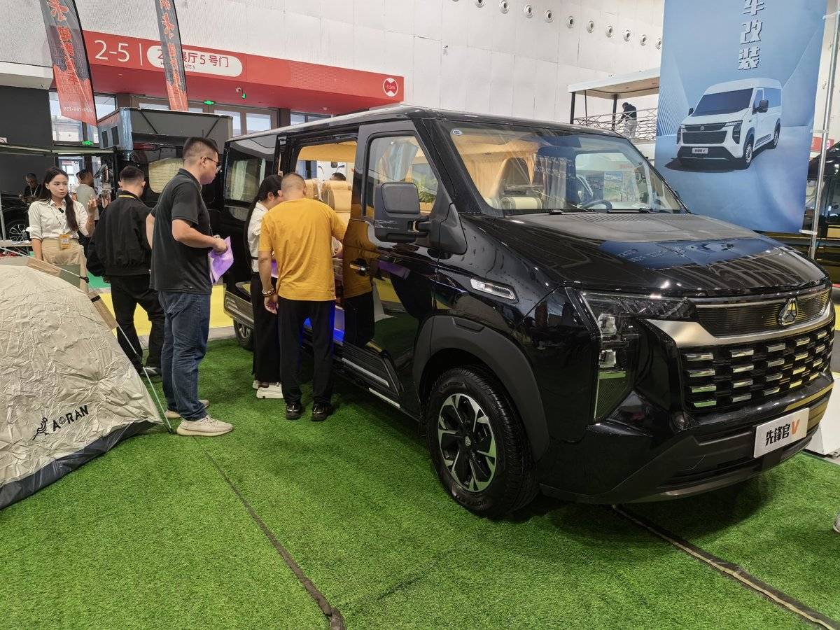 中国重汽轻型汽车登陆广州国际房车展,为户外向往定制移动空间图片