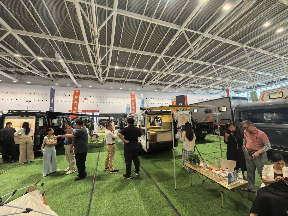中国重汽轻型汽车登陆广州国际房车展,为户外向往定制移动空间图片