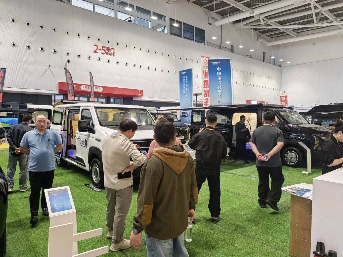 中国重汽轻型汽车登陆广州国际房车展,为户外向往定制移动空间图片