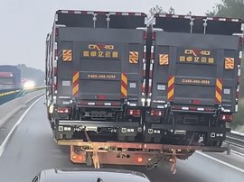 超宽货车高速龟速爬行 一车占两个车道！