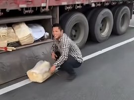 卡友带200多斤煎饼跑长途 这是生怕饿着了