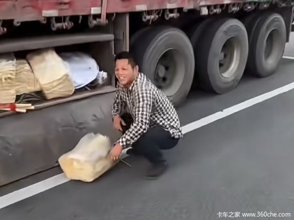 卡友带200多斤煎饼跑长途 这是生怕饿着了