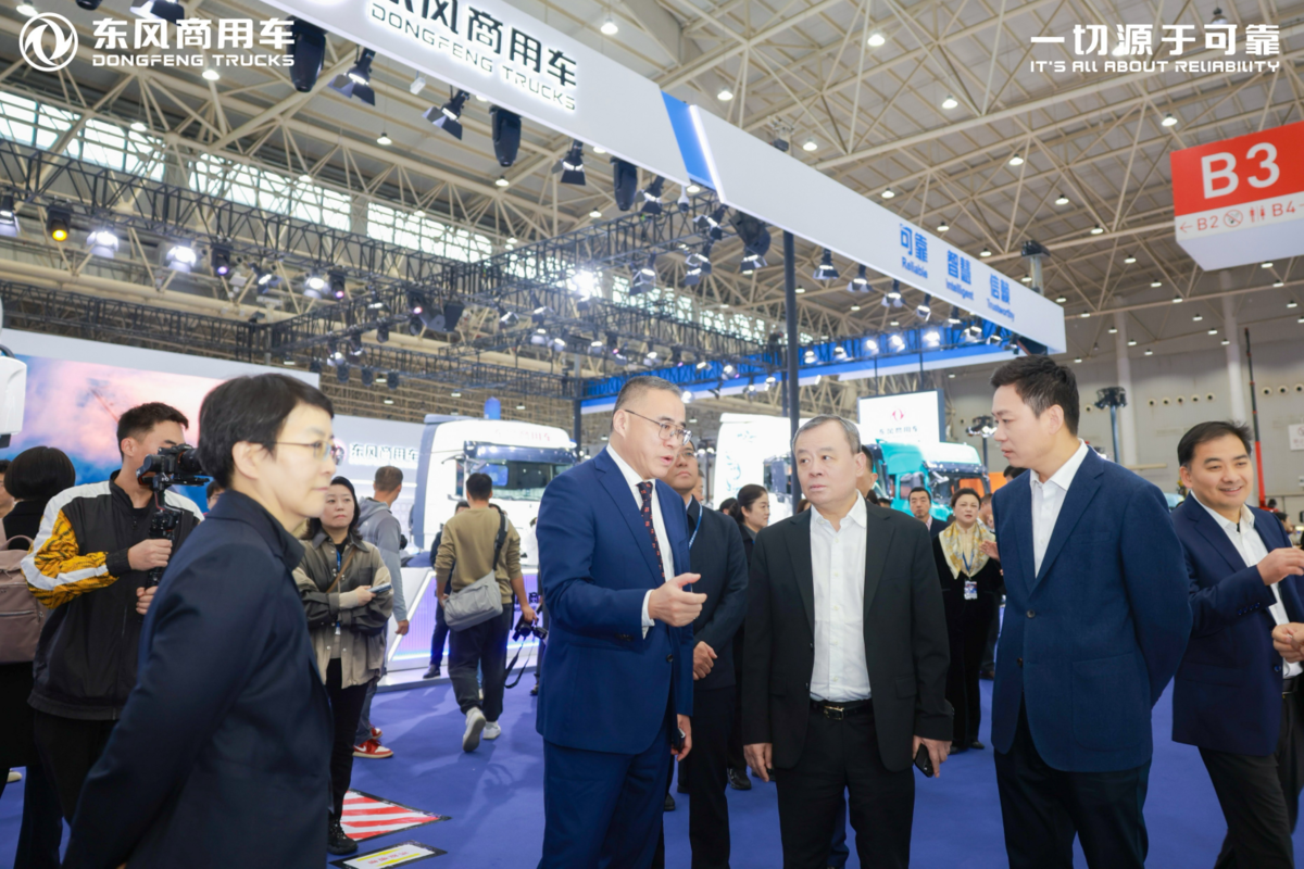 智绘点亮绿色征程，东风商用车2025中国国际商用车展重磅开启展会首日图片