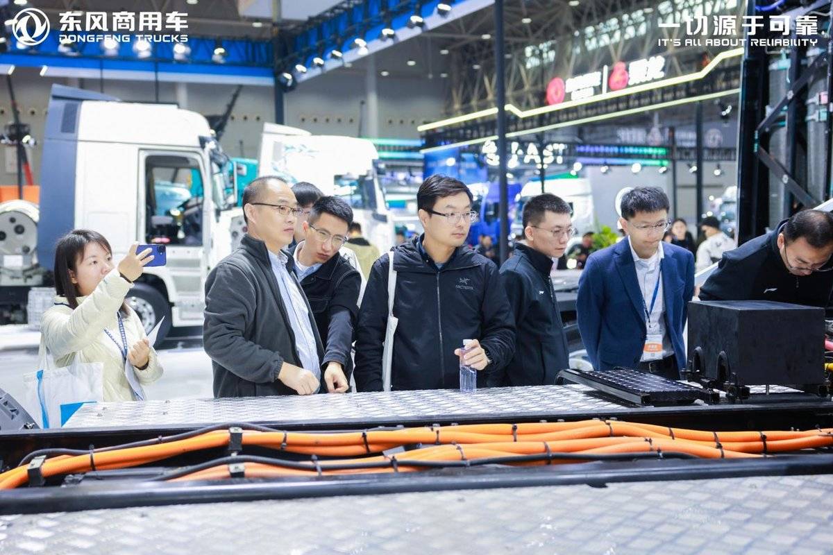 智绘点亮绿色征程，东风商用车2025中国国际商用车展重磅开启智能干线牵引车图片