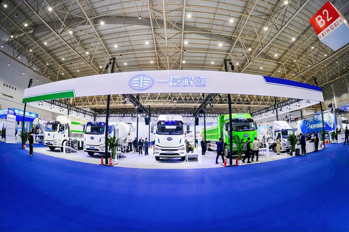 一汽解放携新能源明星车型亮相2025年中国国际商用车展览会JSN_4389-opq4109437708