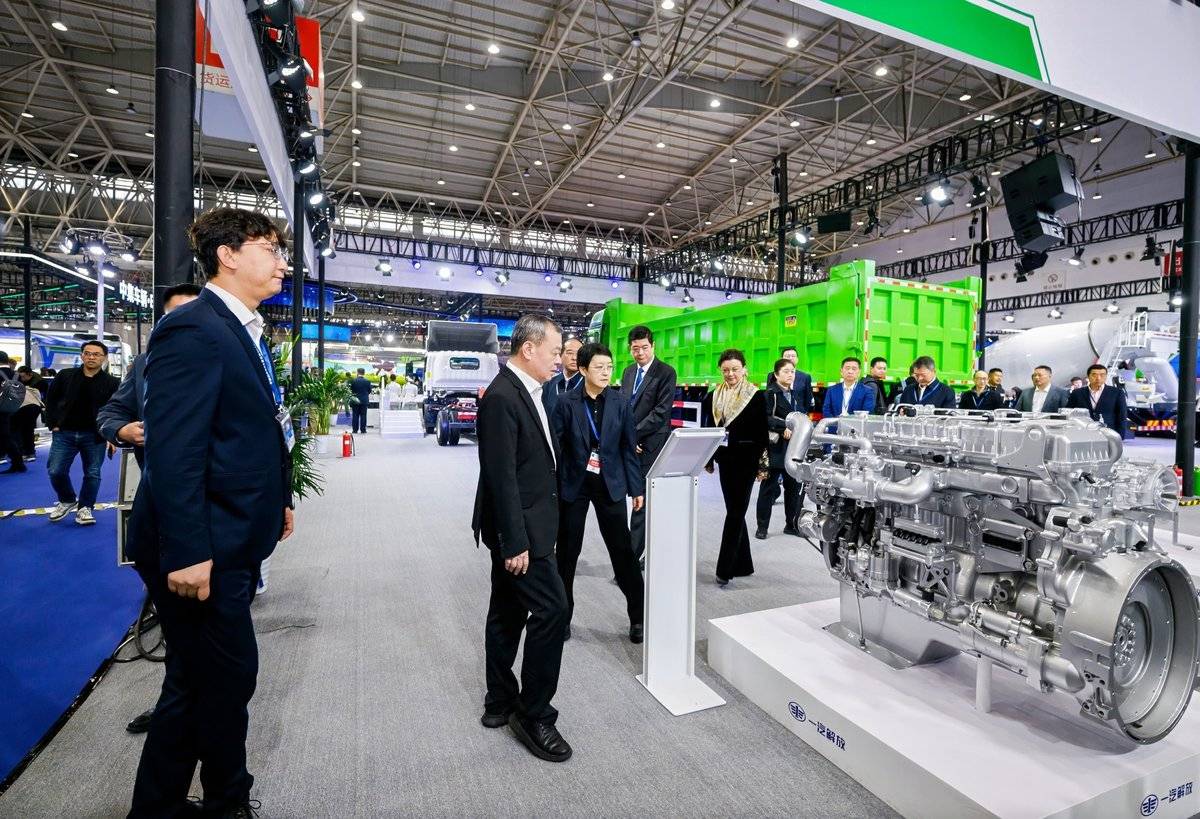 一汽解放携新能源明星车型亮相2025年中国国际商用车展览会JSN_4466-opq4109460512